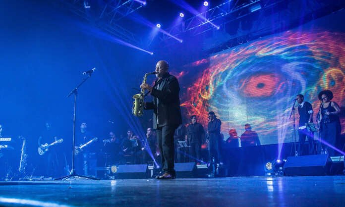 Saxofonista Angelo Torres celebra 20 anos de carreira solo em turnê nacional
