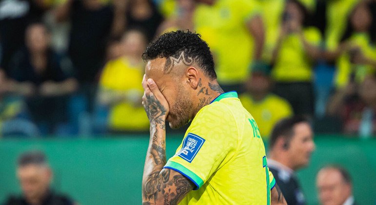 Torcedor explica por que jogou saco de pipoca em Neymar