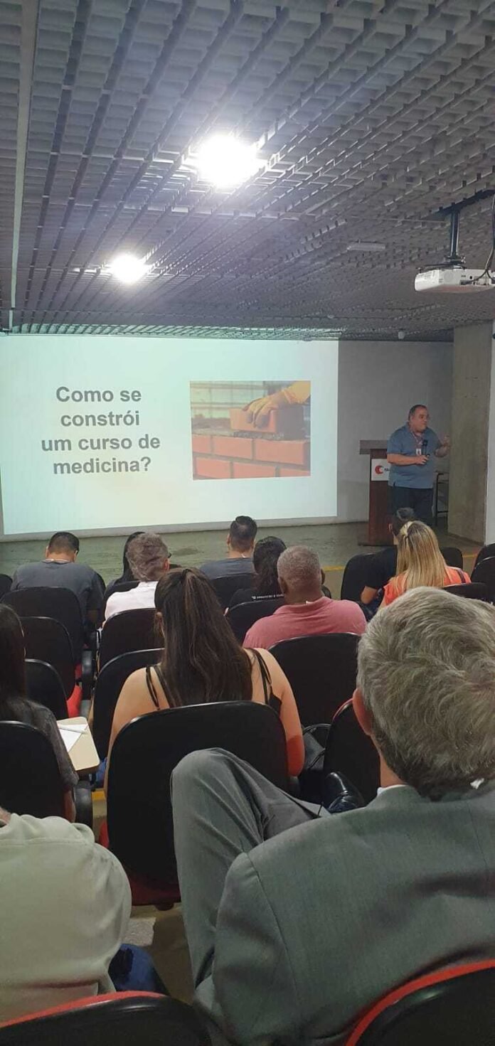 Fórum Internacional discute a formação do futuro profissional de medicina Fórum Internacional discute a formação do futuro profissional de medicina