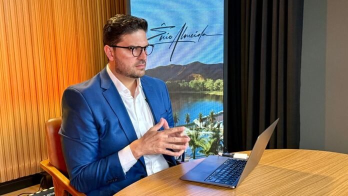 Nova obra de Ênio Almeida discute desafios das sociedades