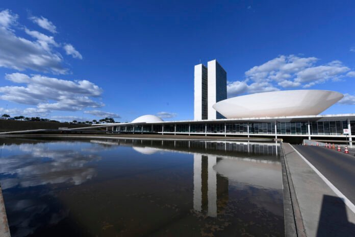 PL para distribuir médicos pelo país não avança