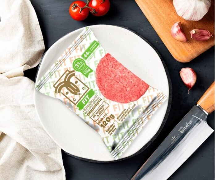 O essencial em sua forma mais nobre: o Hambúrguer Fit da Carapreta combina 31g de proteína com 44% menos gordura saturada, em uma embalagem prática que preserva a qualidade e o frescor da carne premium. Sabor, saúde e sofisticação — direto do campo à sua mesa. Crédito: Divulgação/Carapreta.