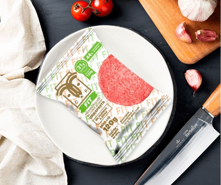 O essencial em sua forma mais nobre: o Hambúrguer Fit da Carapreta combina 31g de proteína com 44% menos gordura saturada, em uma embalagem prática que preserva a qualidade e o frescor da carne premium. Sabor, saúde e sofisticação — direto do campo à sua mesa. Crédito: Divulgação/Carapreta.