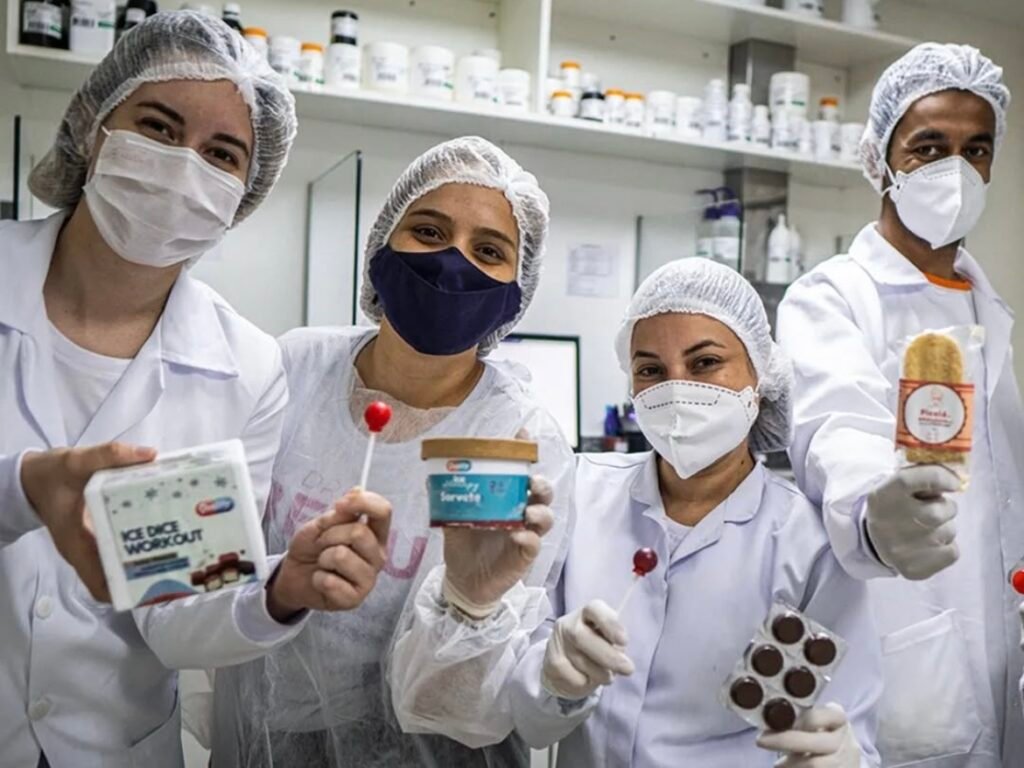 Profissionais mostram suplementos em formatos lúdicos voltados a crianças com TEA. Crédito: Divulgação/ Quality