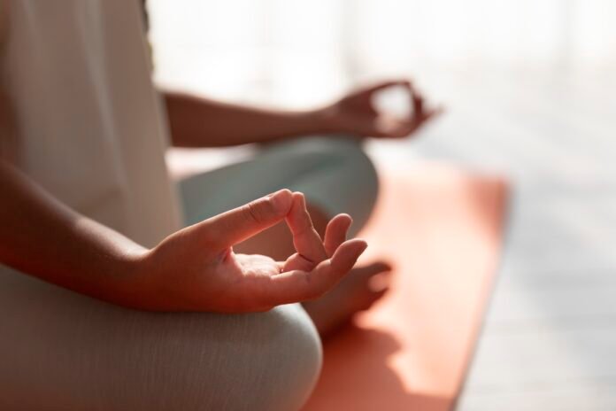 Prática da yoga beneficia corpo, mente e qualidade do sono