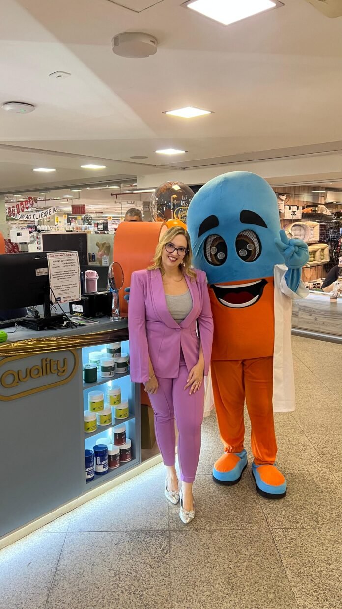 A Dra. Flávia Ribeiro comemora inauguração do Quiosque no Terraço Shopping em Brasíla, região reúne alta concentração de clientes da marca. Crédito: Divulgação