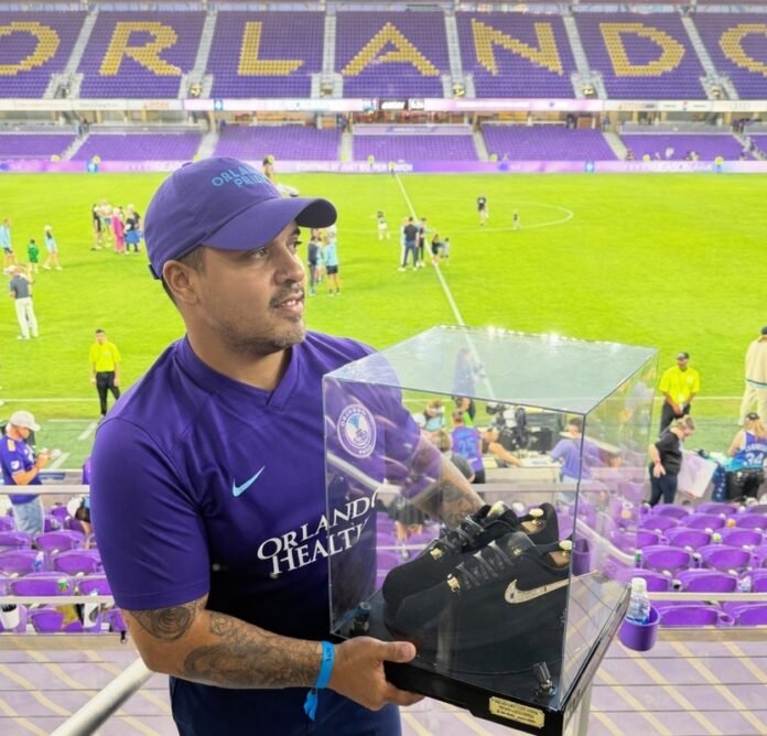 Artista brasileiro expõe tênis de US$ 50 mil em Orlando Artista brasileiro expõe tênis de US$ 50 mil em Orlando