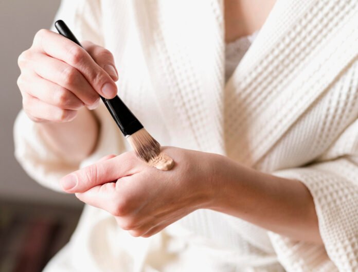 Como a maquiagem pode auxiliar os cuidados com a pele a longo prazo Como a maquiagem pode auxiliar os cuidados com a pele a longo prazo